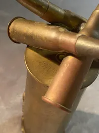 Sjælden original “trench art” opsats lavet af fransk Hotkiss hylster og Lebel patroner - med teksten Verdun