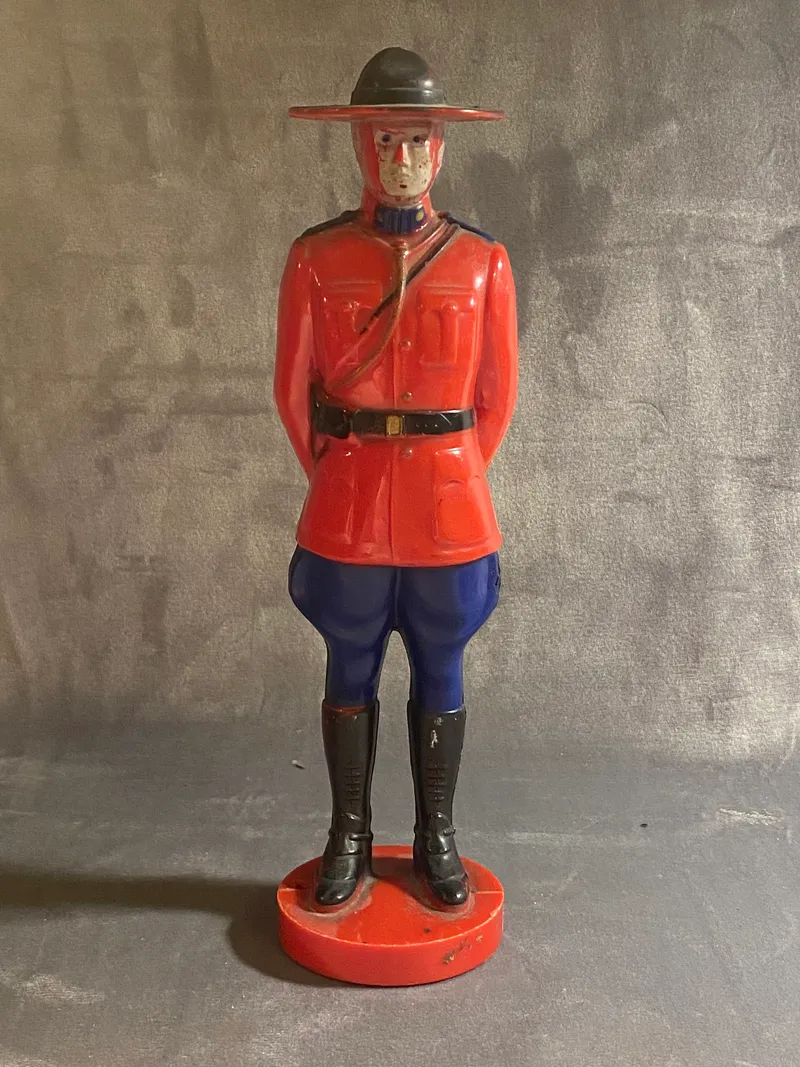 Original figur forstillende canadisk betjent - lavet af plast/celloid - fra 1960’erne