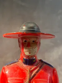 Original figur forstillende canadisk betjent - lavet af plast/celloid - fra 1960’erne