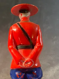 Original figur forstillende canadisk betjent - lavet af plast/celloid - fra 1960’erne