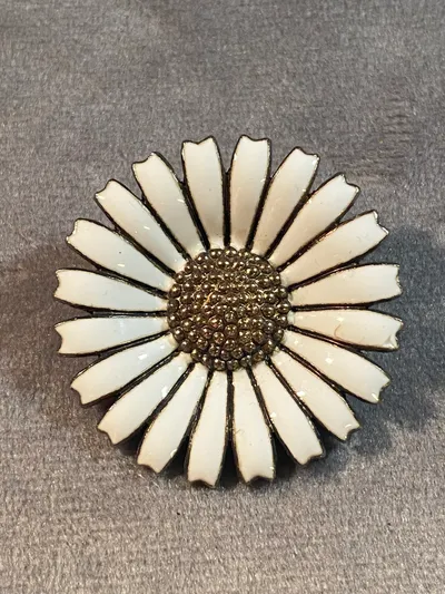 Original Georg Jensen marguerit broche af sterlingsølv - med små emaljeskader