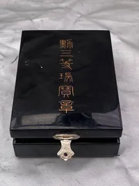 Original æske og to sløjfer til den japanske orden Order of the Golden kite