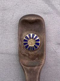 Oplukker af sølv (lødighed 830) med Round Table logo indlagt