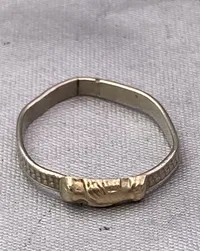 Venskabs ring af sterlingsølv (hænderne er af guld)