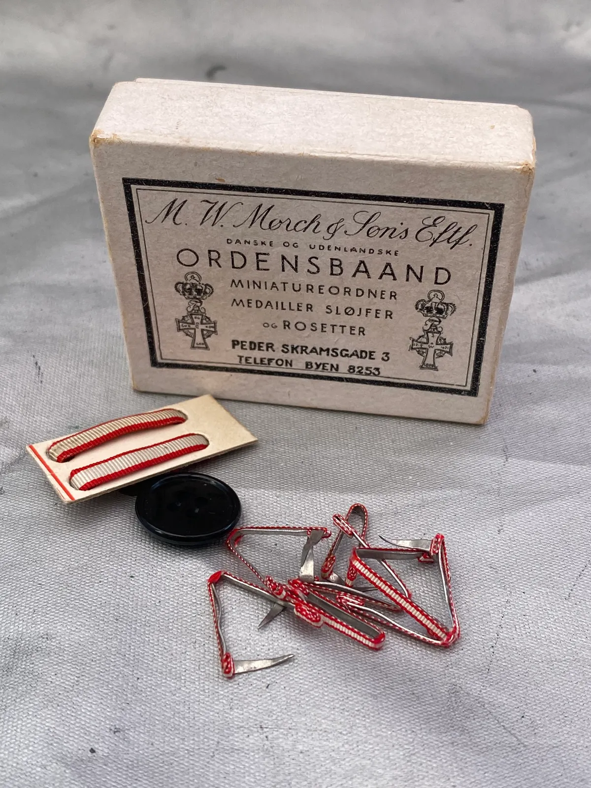 Æske med diverse tilbehør til dansk miniature ridderkors