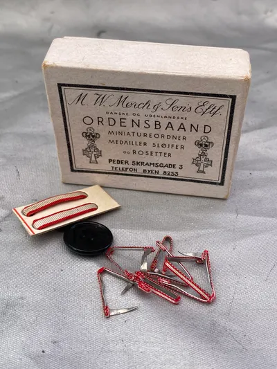 Æske med diverse tilbehør til dansk miniature ridderkors