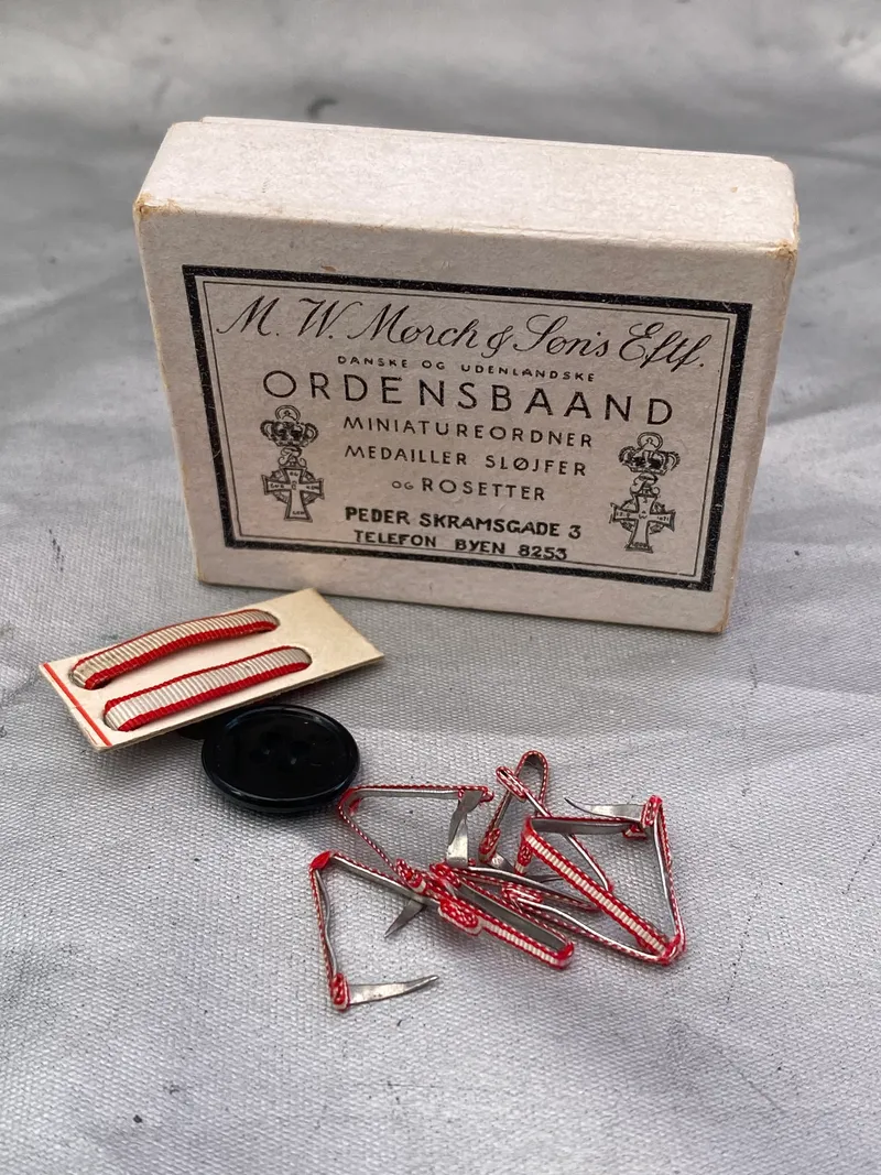 Æske med diverse tilbehør til dansk miniature ridderkors