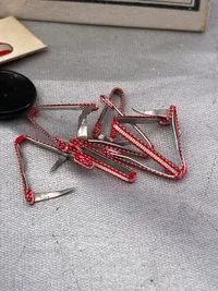 Æske med diverse tilbehør til dansk miniature ridderkors