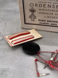 Æske med diverse tilbehør til dansk miniature ridderkors
