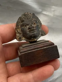 Sjældent originalt hoved fra det antikke Grækenland (år 500 F.kr - 500 E.kr)