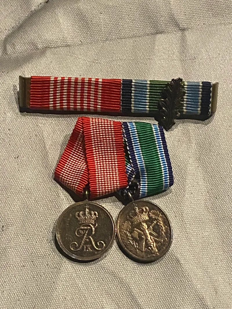 Original miniature spange med sild (fuld størrelse)