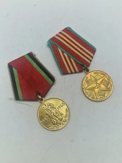To stk originale USSR jubilæums medaljer