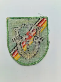 Originalt U. S. Army 10th Special Forces Group Europe - 10 S F G Beret Flash over Green Beret Felt Sticker & 508 Parachute infantry regiment