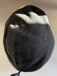 Original baret fra danske Livregiment - bemærk at det er det sjældne massive mærke