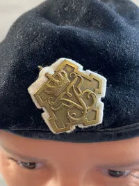 Original baret fra danske Livregiment - bemærk at det er det sjældne massive mærke