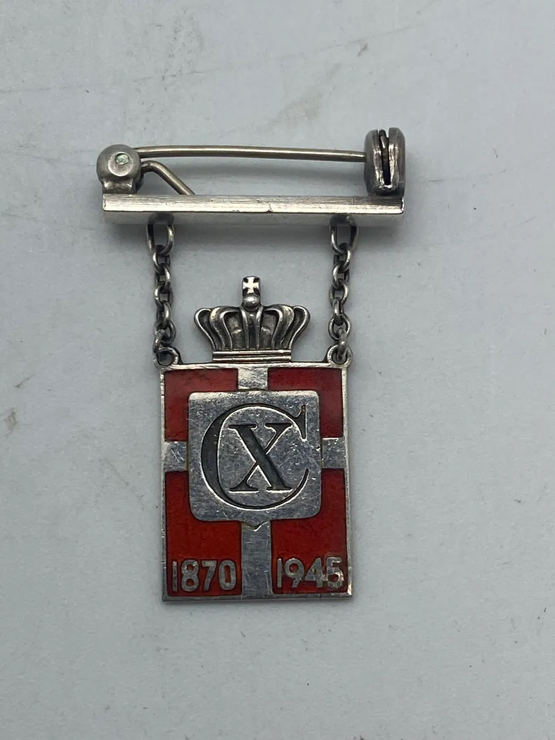 Originalt Georg Jensen kongemærke af sterlingsølv (kvindeudgaven og 1945 modellen)