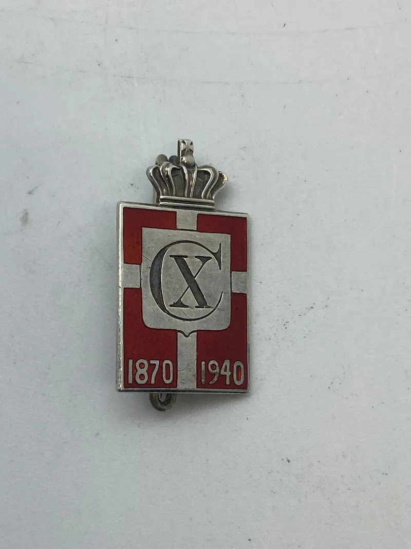 Originalt Georg Jensen kongemærke af sterlingsølv (udgaven med nål)