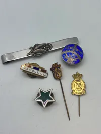 Lot diverse pins og nåle - bl.a. en tidlig CF pin