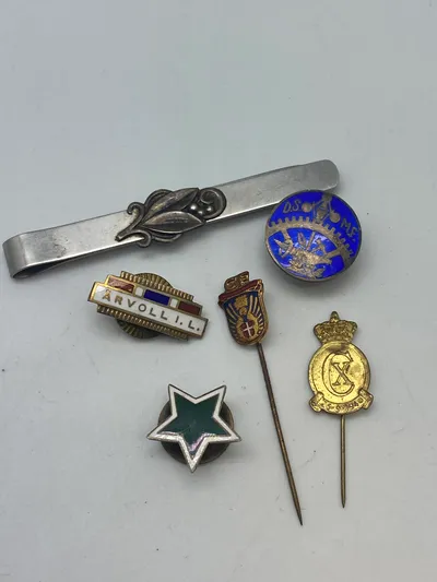 Lot diverse pins og nåle - bl.a. en tidlig CF pin