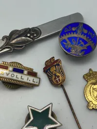 Lot diverse pins og nåle - bl.a. en tidlig CF pin