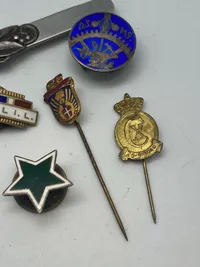Lot diverse pins og nåle - bl.a. en tidlig CF pin