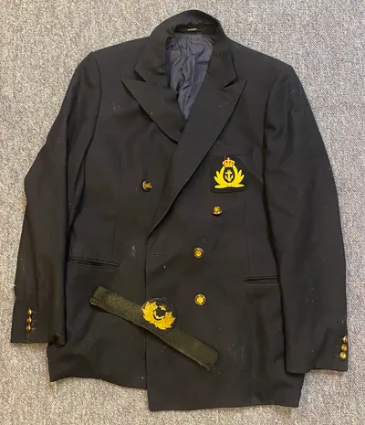 Dansk uniformsjakke og huebånd fra handelsflåden
