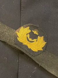 Dansk uniformsjakke og huebånd fra handelsflåden