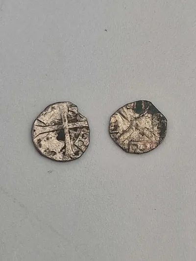 To stk originale 1300 tals sølvmønter