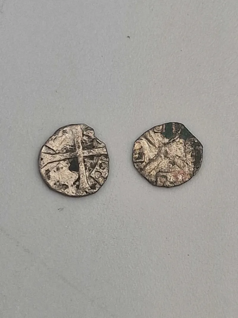 To stk originale 1300 tals sølvmønter