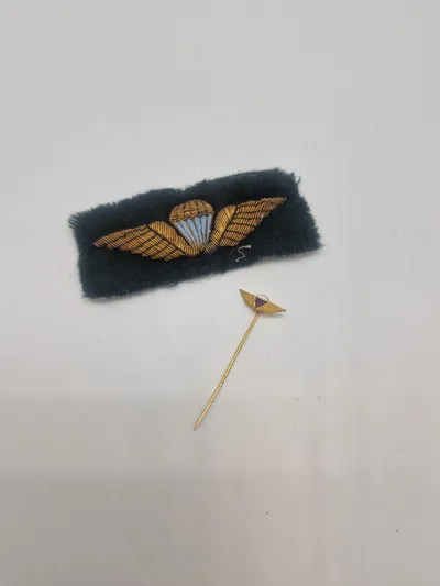 Dansk faldskærmsvinge af stof & sjælden miniature nål