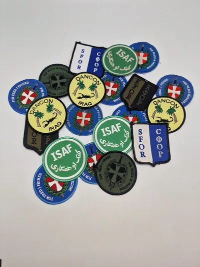 Samling originale DANCON og ISAF mærker mm.