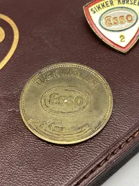 Originalt Esso lot bl.a. dæktryksmåler mønt
