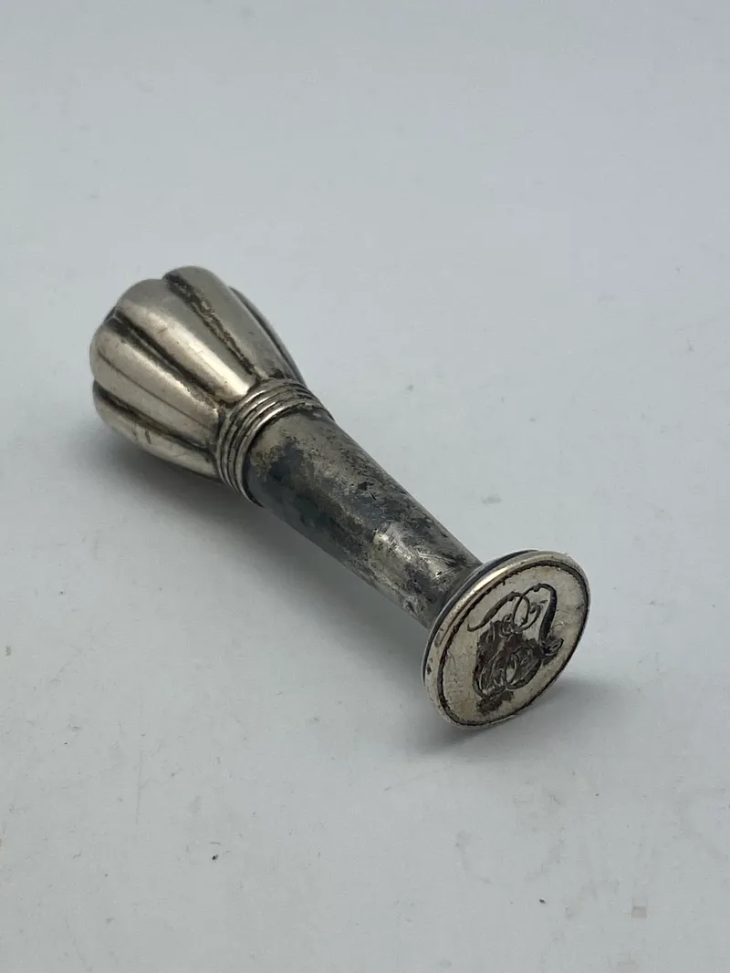 Lakstempel af 830 sølv med initialer