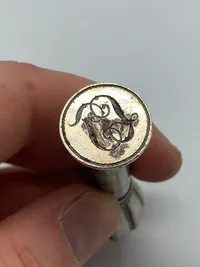 Lakstempel af 830 sølv med initialer