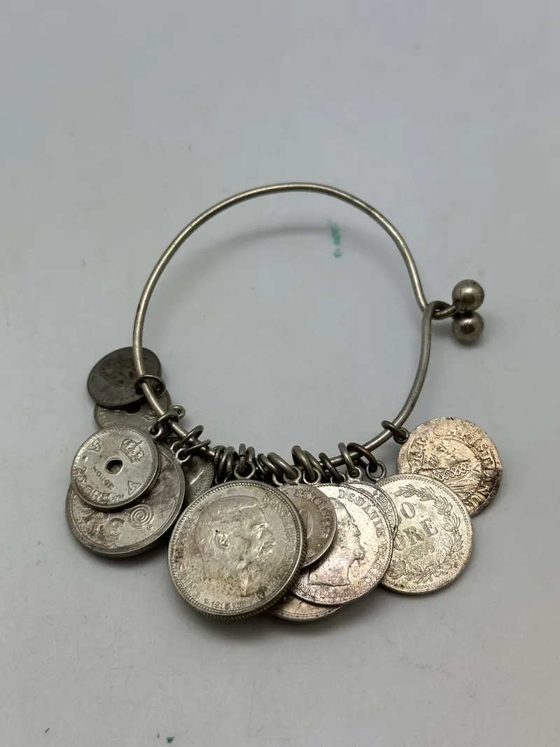 Originalt armbånd lavet af forskellige 16-1800 tals sølvmønter af sølv