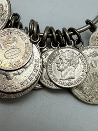 Originalt armbånd lavet af forskellige 16-1800 tals sølvmønter af sølv
