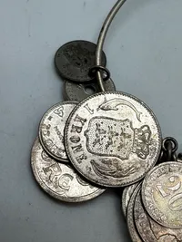 Originalt armbånd lavet af forskellige 16-1800 tals sølvmønter af sølv