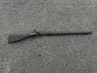 Dansk  Jagtgevær i flint fremstillet af militære dele ca. 1745 med ca. 90 cm. lang rund pibe i kaliber ca. 18 mm, god og stram lås