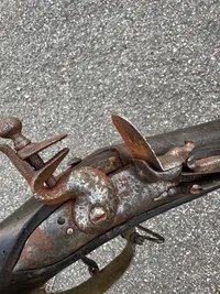 Dansk  Jagtgevær i flint fremstillet af militære dele ca. 1745 med ca. 90 cm. lang rund pibe i kaliber ca. 18 mm, god og stram lås