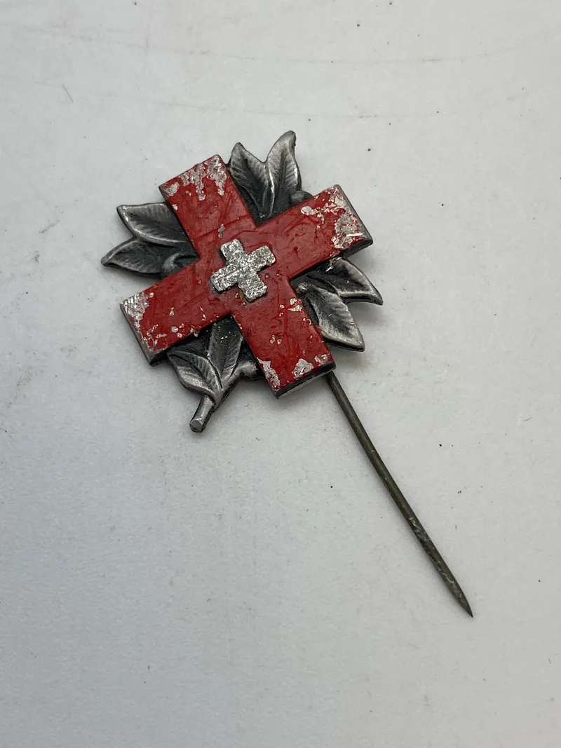 Original sweitzisk røde kors pin - bl.a. tildelt dem som var rundt og inspicere KZ-lejre efter krigen