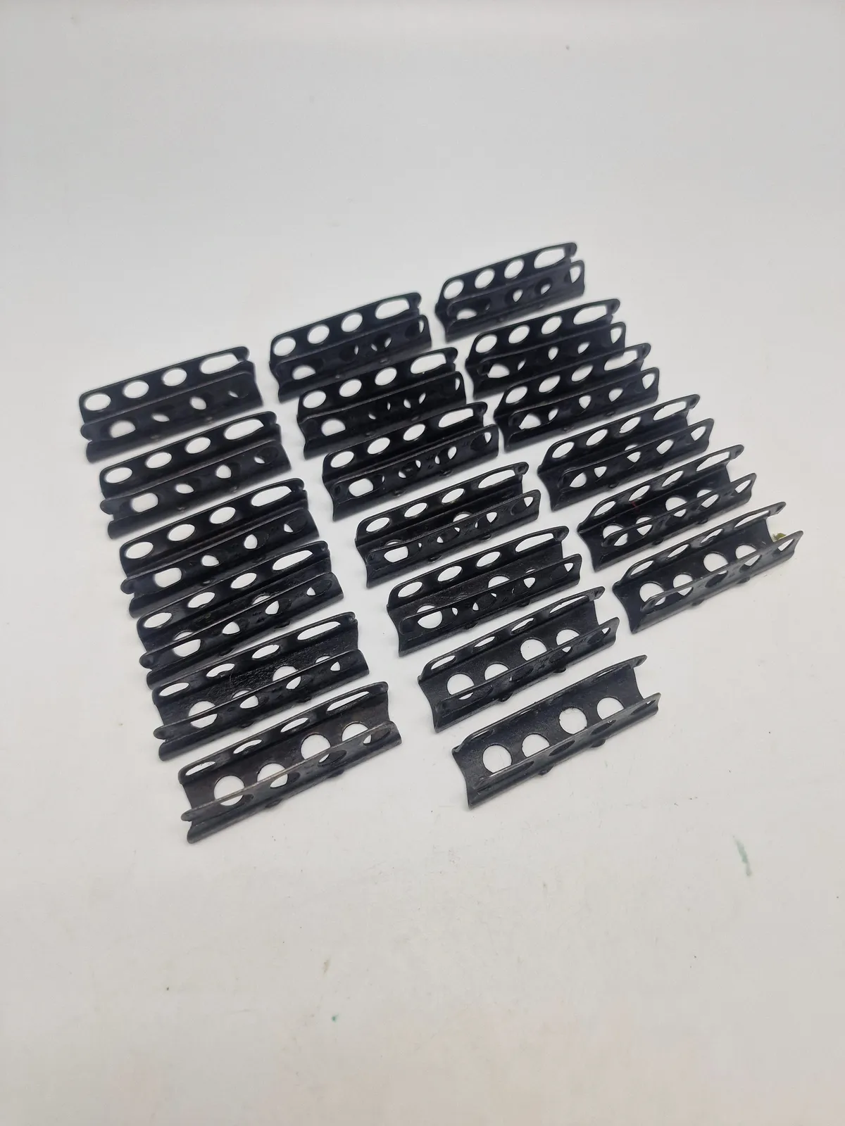 Samling originale engelske kaliber 303 laderammer for Enfield riffel