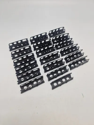 Samling originale engelske kaliber 303 laderammer for Enfield riffel
