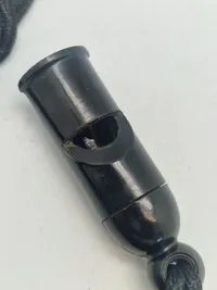 Tysk WW2 bakelit trillefløjte med flettet snor