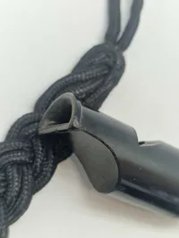 Tysk WW2 bakelit trillefløjte med flettet snor