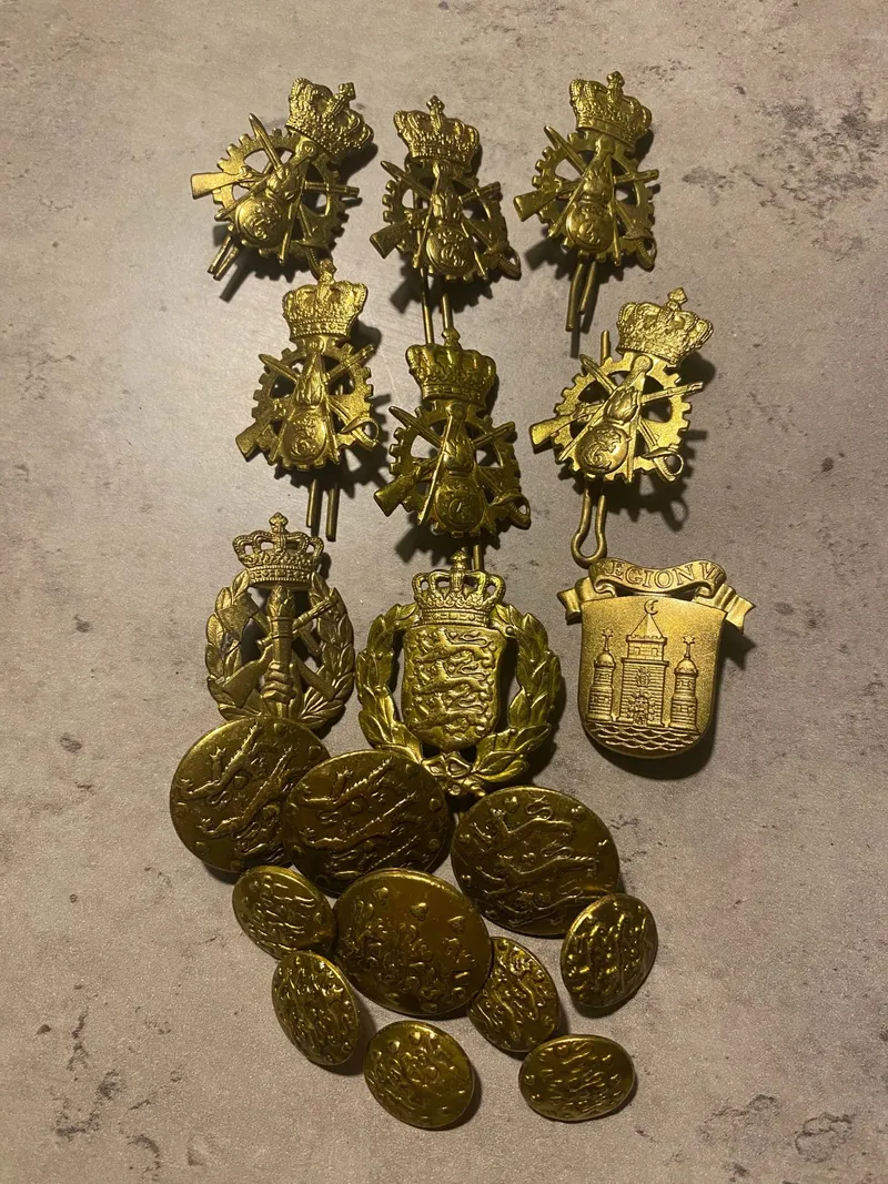 Lot diverse danske regimentsmærker mm.