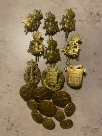 Lot diverse danske regimentsmærker mm.