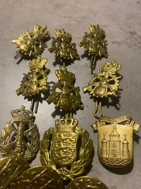 Lot diverse danske regimentsmærker mm.