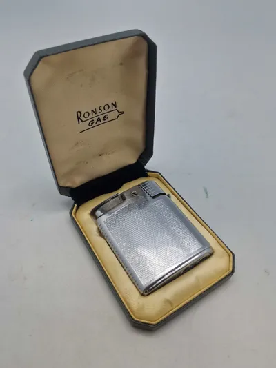 Ronson lighter med æske