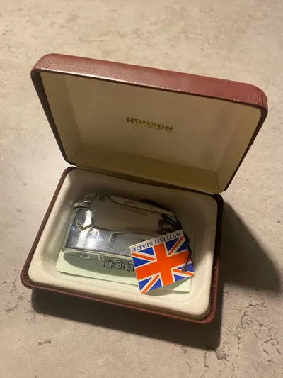 Ronson lighter med æske