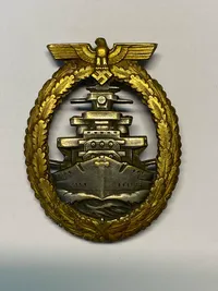Originalt "Flottenkriegsabzeichen - Schwerin Berlin - Buntmetall, vergoldet
